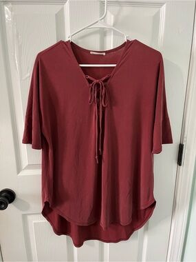 eesome Tie-Neck Short Sleeve Tunic in Burgundy